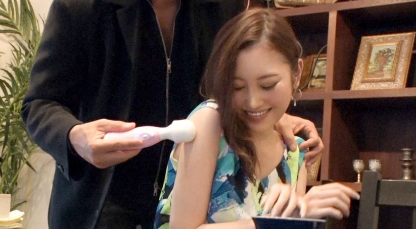 スレンダー美人のセレブ妻をナンパ。上品な顔とは裏腹の下品なフェラ