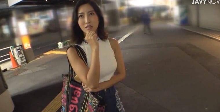 超ぶっといヤングチンポを打ち込まれて鳴いて喜ぶセレブ美熟女ナンパ