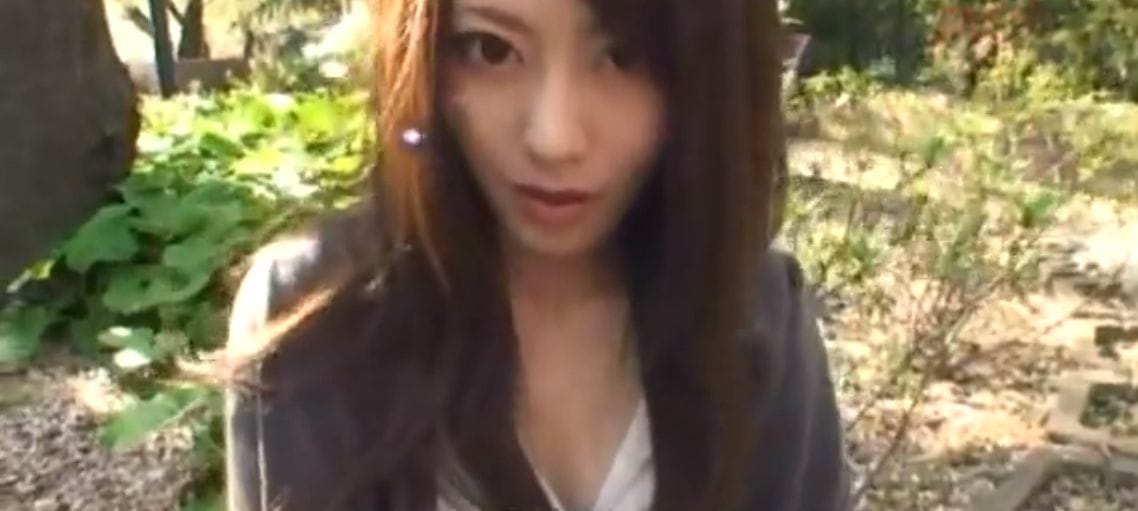 公園でお高そうな美人妻をナンパ。自らチンポを膣に入れ腰振る淫乱妻