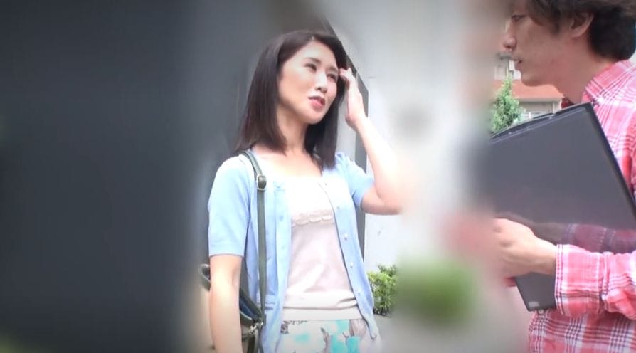 ナンパした欲求不満の美熟女は上品な顔立ちで簡単にお股をおっぴろげ