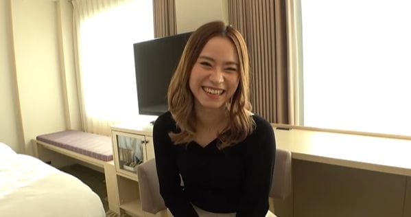 夫容認でセフレもいる美尻のビッチ美人妻、手マンで潮を吹き散らす
