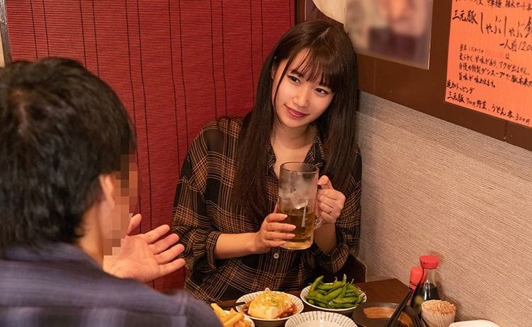 おひとり飲みの巨乳美人妻をナンパ、たまった性欲で押しに弱く中出し
