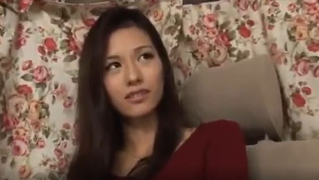 ニコ玉でゲットした美熟女は自らローターも電マも使い悶絶する淫乱妻