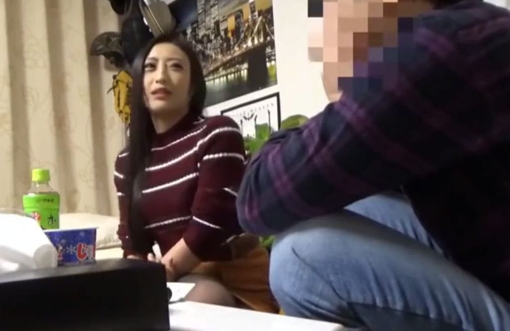 持ち帰りナンパされた三十路妻がロングヘアを揺らし台所でバックハメ