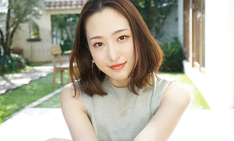 奇跡の31歳・白花こう、四つん這いで手マンきめられ淫ら汁溢れイキ