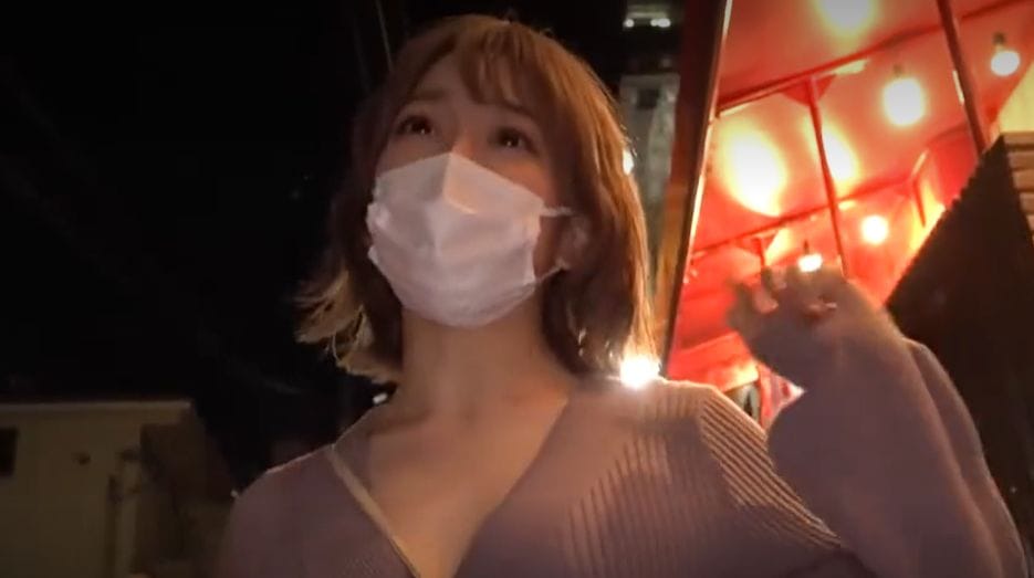 マスク美人の人妻をナンパ♡マスクを取った勢いで下着も取りエロ行為