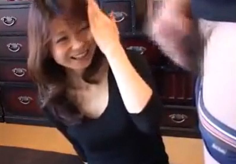 まぁ！♡センズリを見て恥じらうも口まんこで即フェラしちゃう熟女妻