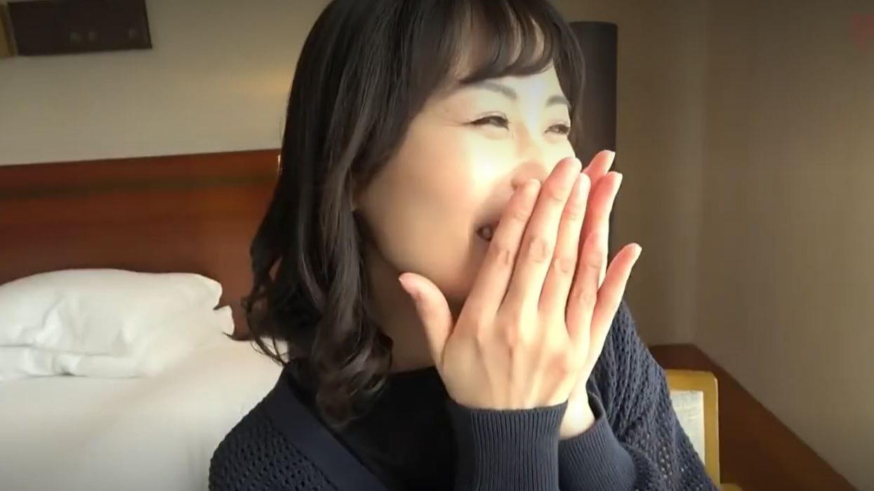 清楚に見えて娘の友達のパパと不倫中の四十路の色狂い美人妻と生ハメ