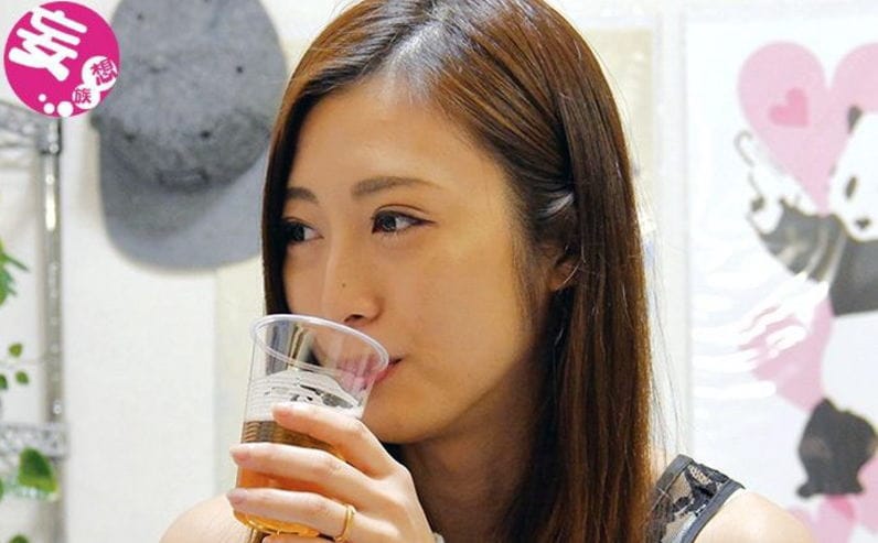 20代に見える美人四十路妻が学生の若チンに跨り本気グラインド交尾