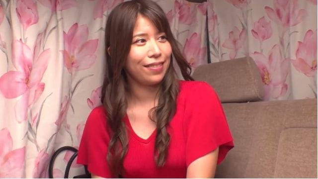 動いてるぅぅぅ！ナンパした熟女妻がバイブをマンコに咥えたままイク