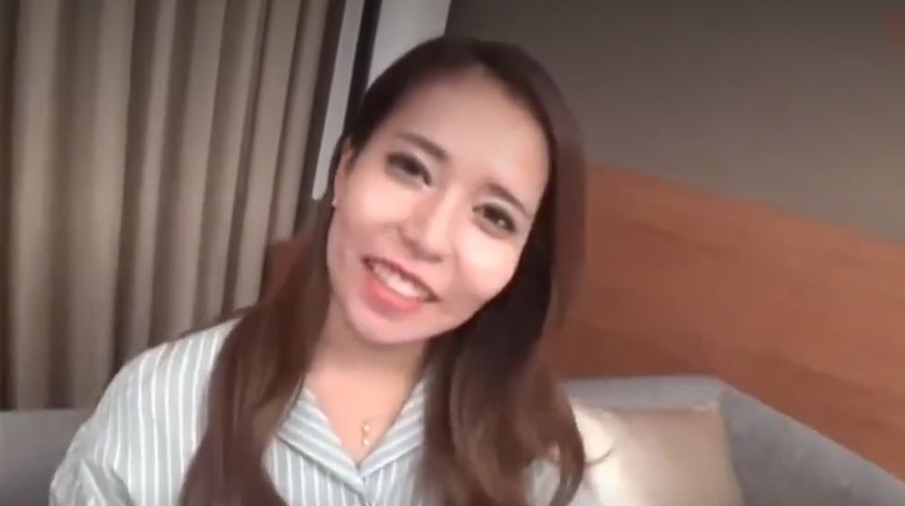 ナマがいぃぃ！子持ちのミニスカ四十路妻が生チンの感触に腰振りイキ